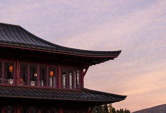 Der Chinaturm des Hotel Hochschober steht vor einem pastellfarbenen Abendhimmel.