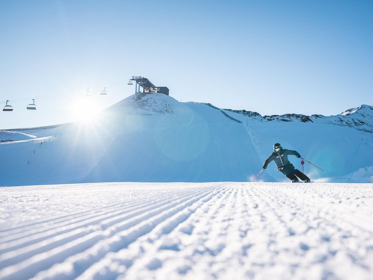 Ein Skifahrer auf einer frisch präparierten Skipiste