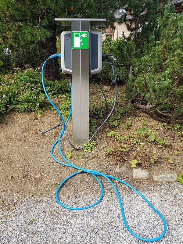 Charging station for electric cars with 4 plugs