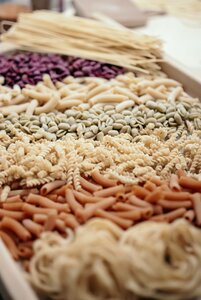 Verschiedene Pasta-Sorten liegen in einer Auslage für das Buffet oder die Küche bereit.
