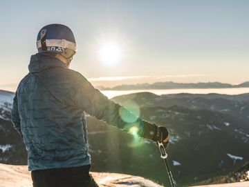 Skifahrer auf der Piste im Ski Urlaub in der Turracher Höhe 