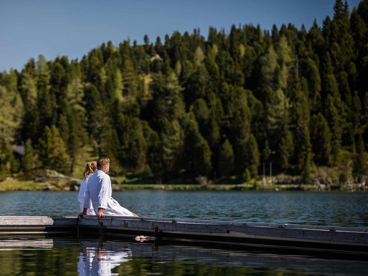 Entspannendes Seebad im Wellnessurlaub am Turracher See in Kärnten