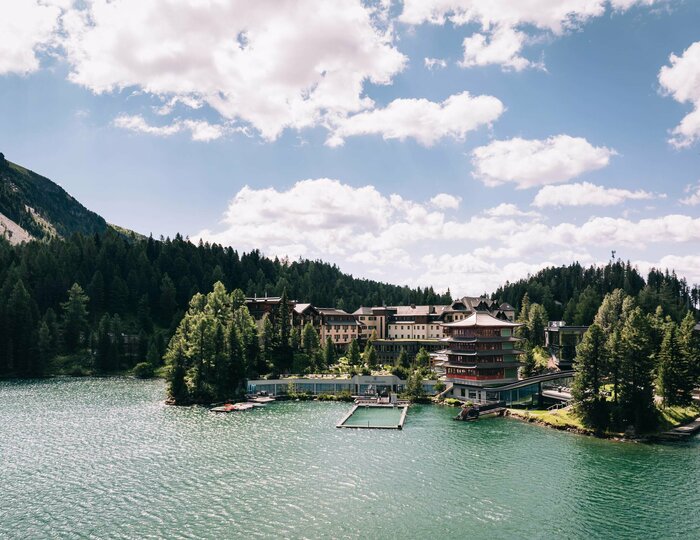 Hotel Hochschober am Turracher See Das Hotel Hochschober liegt direkt am Turracher See, umgeben von Wald und Bergen.