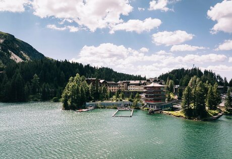 Das Hotel Hochschober liegt direkt am Turracher See, umgeben von Wald und Bergen.