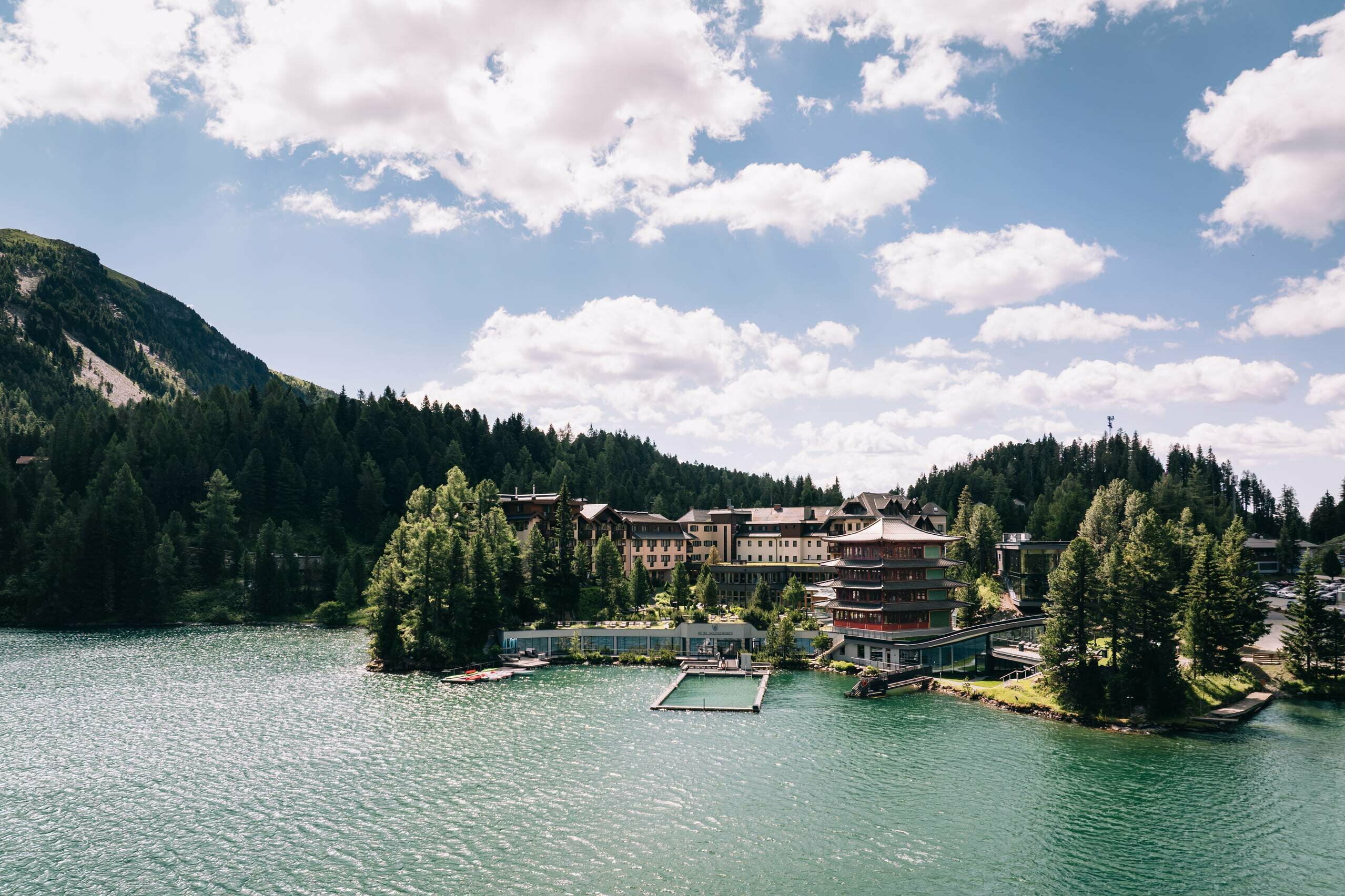 Das Hotel Hochschober liegt direkt am Turracher See, umgeben von Wald und Bergen.