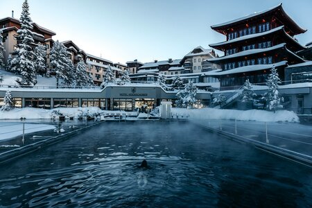Das beheizte See-Bad liegt verschneit vor dem Hotel Hochschober am Turracher See.