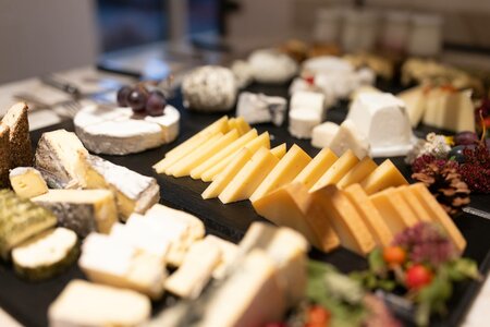 Eine Auswahl an Käse und Trauben auf einem Buffet im Hotelrestaurant.