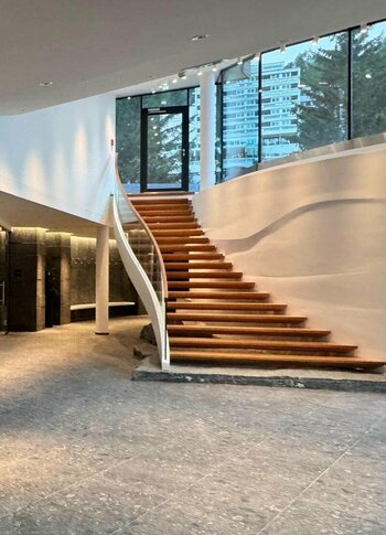 Neuer Wellnessbereich im Hotel Hochschober Ein moderner Wellnessbereich mit Liegen, Glaswand und Holztreppe im Hotel Hochschober.