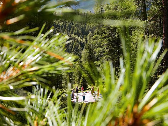 In der Natur, auf der Yogaplattform am Grünsee, umgeben von Lärchen- und Zirbenwäldern: Lauter Kraftplätze!