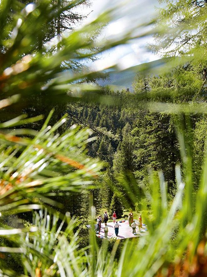 In der Natur, auf der Yogaplattform am Grünsee, umgeben von Lärchen- und Zirbenwäldern: Lauter Kraftplätze!