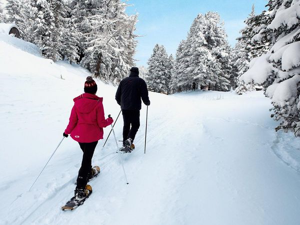 Na Hotel Hochschober pravidelně probírají pěší výlety s průvodcem na sněžnicích