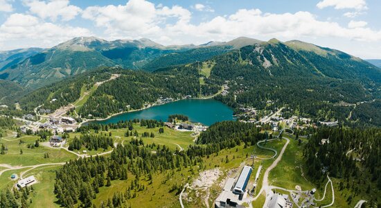Blick über den Turracher See und die umliegenden Hänge auf der Turracher Höhe.