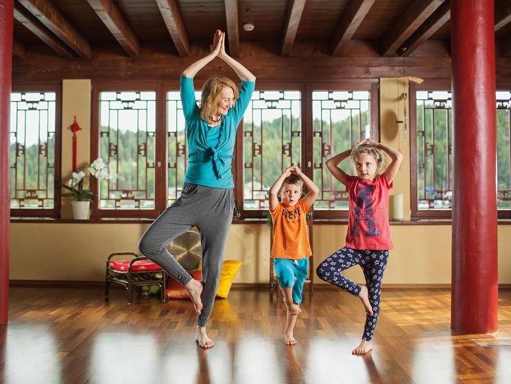 Family yoga with Julia Schweiger kidnap in distant countries