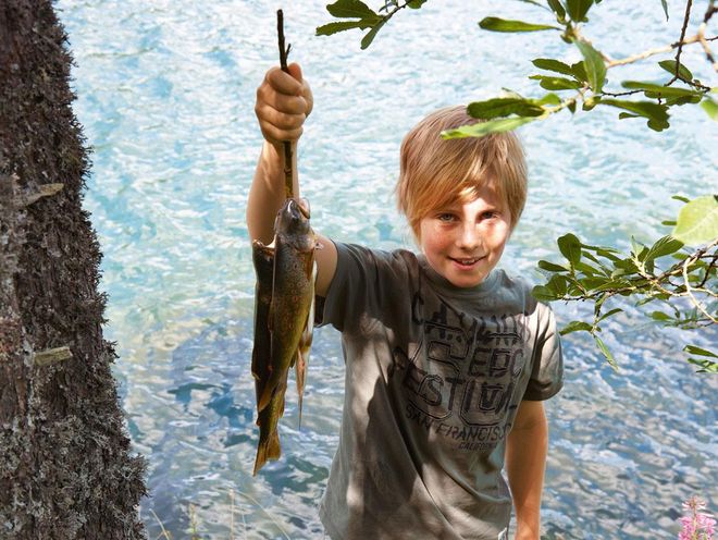 Kind mit gefangenen Fisch