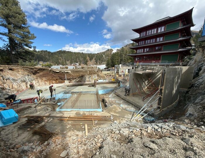 Umbau der Hotelbaustelle auf der Turracher Höhe Auf der Hotelbaustelle sind Betonflächen, Schalungen und Gerüste während der Umbauarbeiten zu sehen.