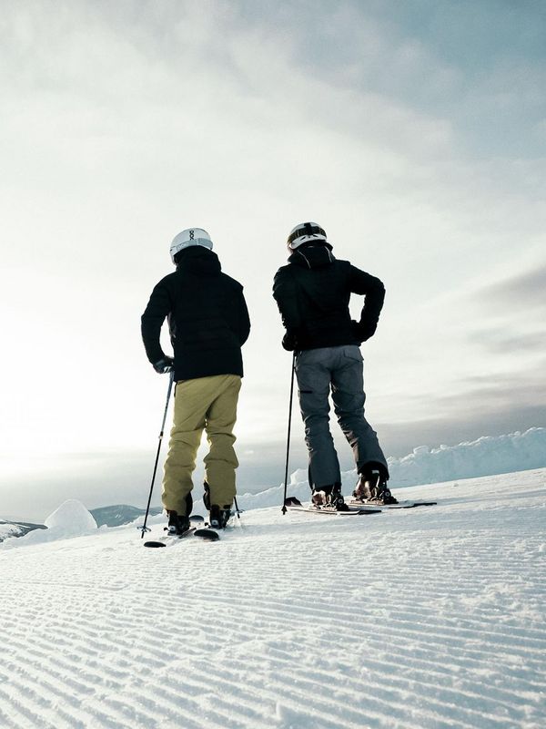 Ein Paar tut Skifahren.