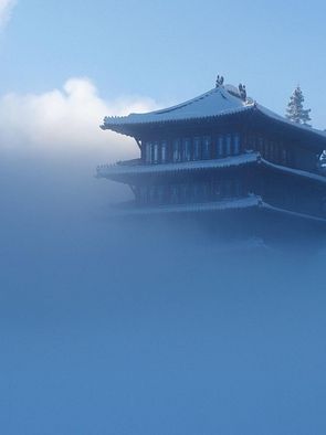 Chinaturm se diže s 4 kata debele Nebelschickt gore