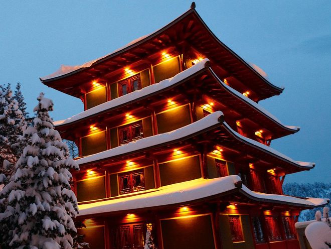 Der beleuchtete Chinaturm im Winter von außen im Hotel Hochschober