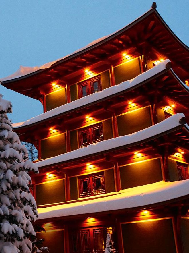 Der beleuchtete Chinaturm im Winter von außen im Hotel Hochschober