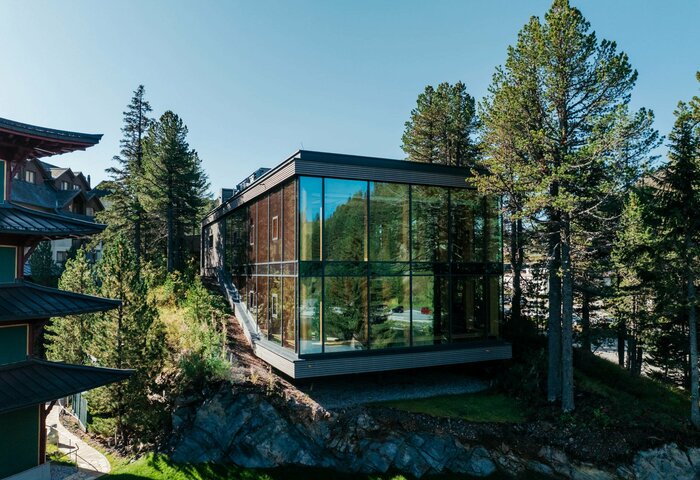 Das Hotel Hochschober liegt mit mehreren Gebäuden und viel Grün direkt am Seeufer.