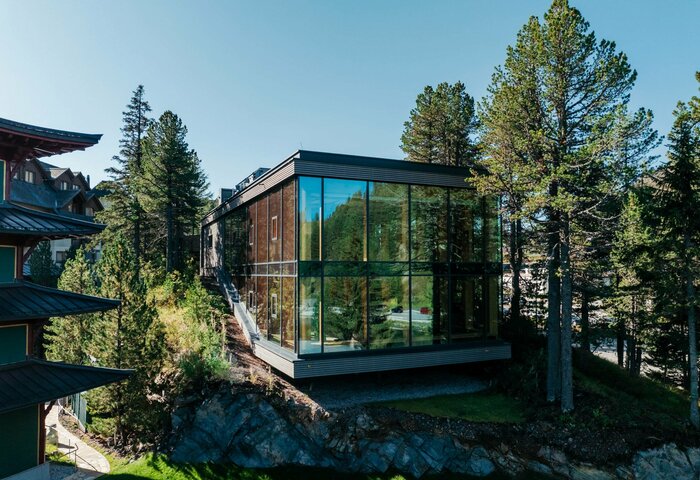 Das Hotel Hochschober liegt mit mehreren Gebäuden und viel Grün direkt am Seeufer.