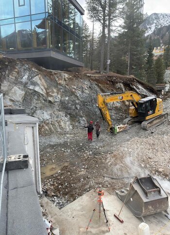 Umbau Hotel Hochschober mit Bagger auf der Baustelle Ein gelber Bagger arbeitet an der Baustelle neben dem Hotel Hochschober am Hang.