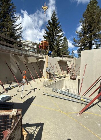 Baustelle Hotel Hochschober: Betonbecken im Umbau Auf der Baustelle des Hotel Hochschober ist ein großes Betonbecken mit Gerüsten, Baustützen und Arbeitsgeräten zu sehen.