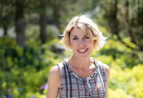 Gschäftsführung Frau Karin Leeb im Garten vor dem Hotel Hochschober