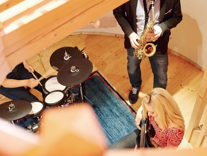 Im Musikturm im Alpengarten stehen Instrumente für alle Hochschober Gäste bereit