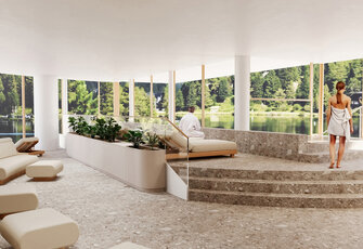 Ein heller Wellnessbereich mit Liegen, großen Fenstern und Blick auf den See. Eine Frau steht rechts neben der Treppe.