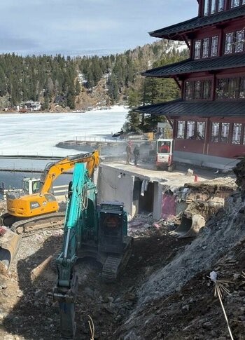 Baustelle am Hotel Hochschober am See Baggerarbeiten auf der Baustelle am Hotel Hochschober am zugefrorenen See.