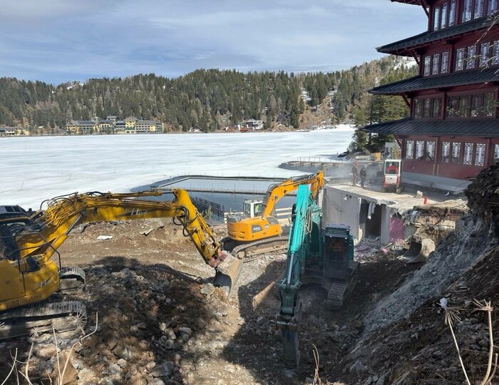 Baggerarbeiten auf der Baustelle am Hotel Hochschober am zugefrorenen See.