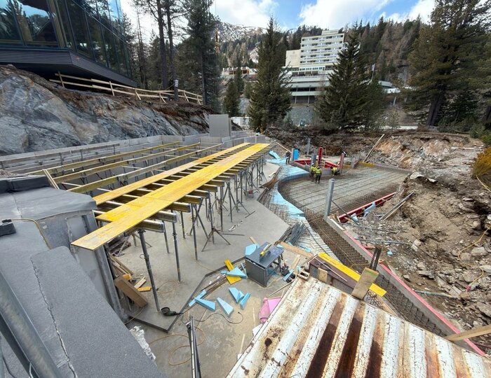 Umbau der Baustelle am Hotel Hochschober Auf der Baustelle am Hotel Hochschober sind Gerüste, Schalung und Bauarbeiten im Außenbereich zu sehen.