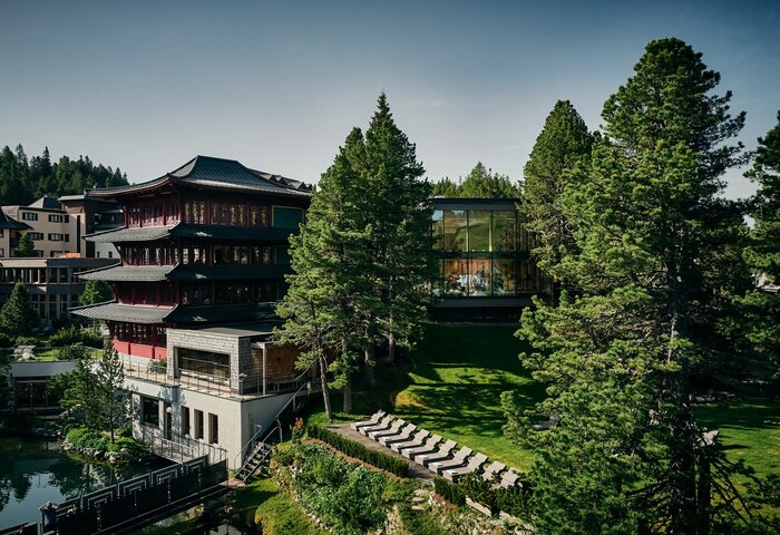 Das Hotel Hochschober liegt mit mehreren Gebäuden und viel Grün direkt am Seeufer.