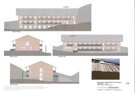 Vier Architekturansichten zeigen ein zweigeschossiges Holzhaus mit Satteldach und mehreren Fenstern.