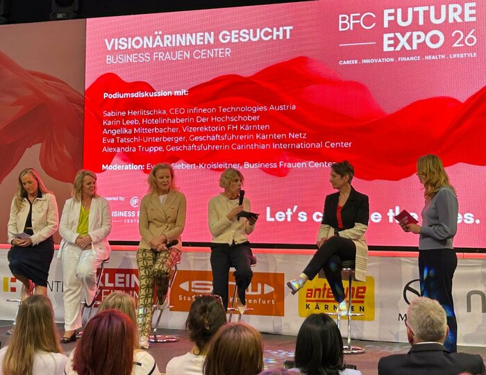 Mehrere Frauen und ein Mann stehen auf einer Bühne vor einem Publikum bei der BFC Future Expo 2026.