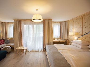 Hotelzimmer mit Doppelbett und Vorhänge