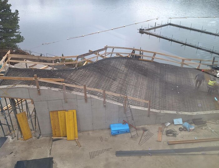Umbau am See-Bad des Hotel Hochschober Am Ufer des Sees entsteht eine Baustelle mit großem Gerüst und Bauarbeiten am See-Bad.