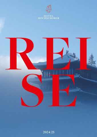 Der blaue Magazinumschlag zeigt das Logo des Hotel Hochschober und die roten Buchstaben „REISE“ über einer Bergsilhouette.