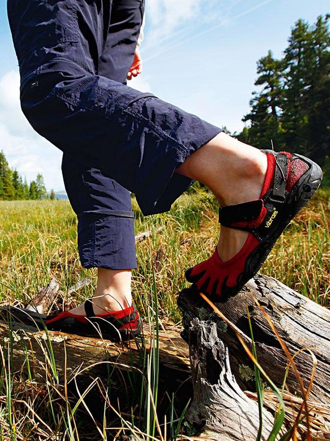 Wandern mit den "5-Finger-Shoes" kräftigt die Füße und Beine und aktiviert gleichzeitig die Fußreflexzonen