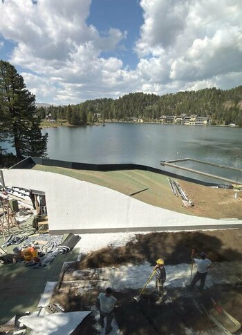 Umbau am See-Bad im Hotel Hochschober Arbeiter auf der Baustelle am Seeufer vor dem Hotel Hochschober, mit teilweise abgedeckter Fläche und Baugeräten.