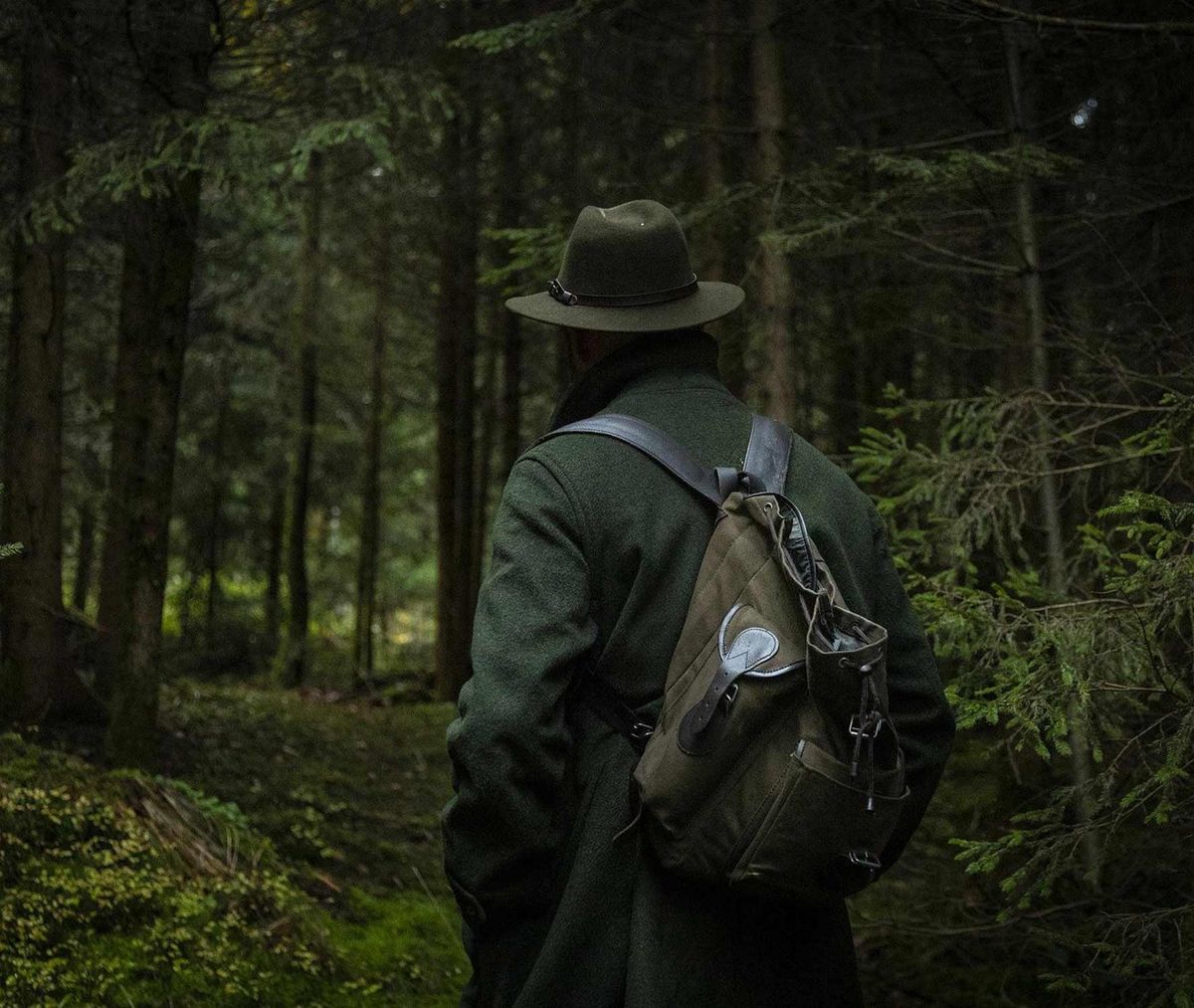 Jäger mit Rucksack im Wald