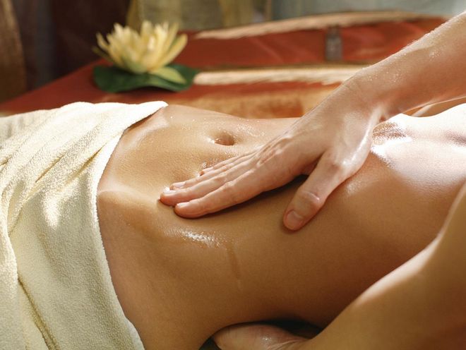Therapeuten aus Indien vollführen im Hotel Hochschober Ayurveda Massagen