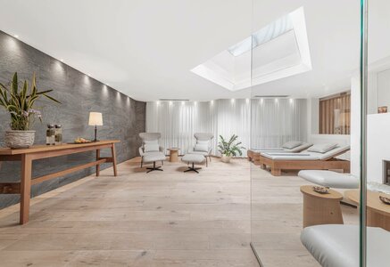 Heller Ruheraum mit Liegen, Sesseln und Oberlicht in der Wellnesswelt des Hotel Hochschober.