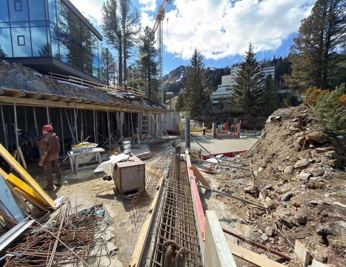 Umbau Hotel Hochschober: Baustelle an der Turracher Höhe Auf der Baustelle am Hotel Hochschober sind Gerüste, Bewehrungseisen und Erdarbeiten neben dem Gebäude zu sehen.