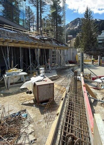 Umbau Hotel Hochschober: Baustelle an der Turracher Höhe Auf der Baustelle am Hotel Hochschober sind Gerüste, Bewehrungseisen und Erdarbeiten neben dem Gebäude zu sehen.