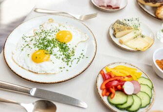 Ein gedeckter Tisch mit Frühstück im Hotel Hochschober