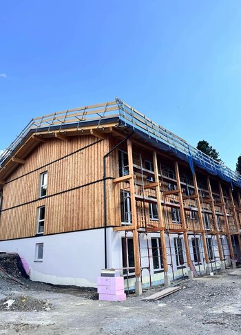 Neue Mitarbeiterunterkunft im Hotel Hochschober Außenansicht der neuen Mitarbeiterunterkunft