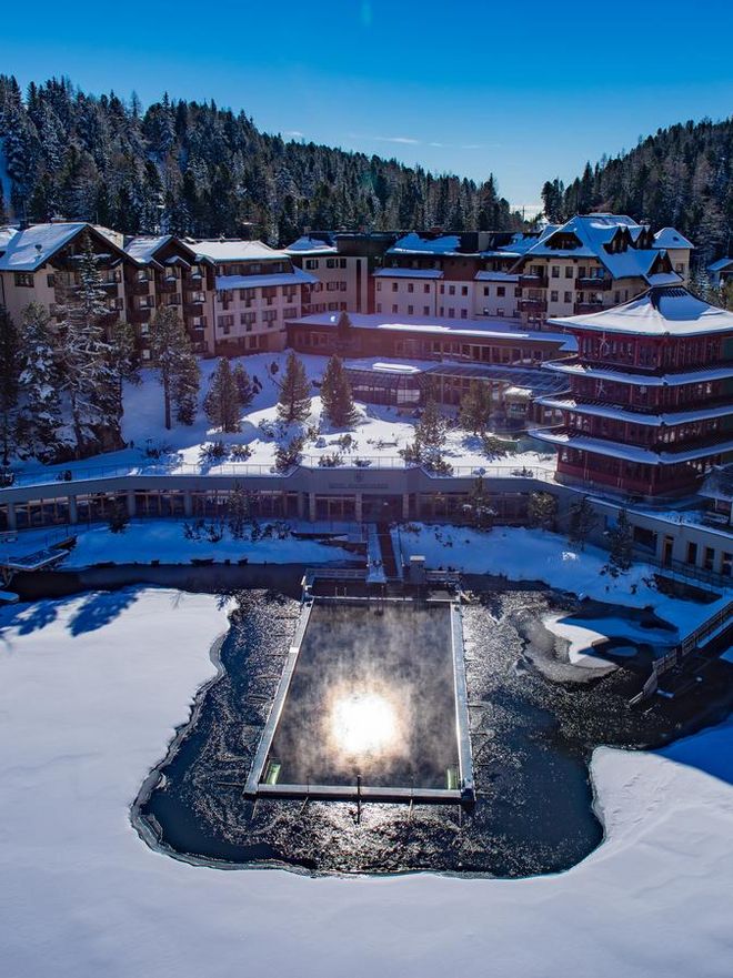 Drohnenbild mit Ansicht auf die Hotelanlage